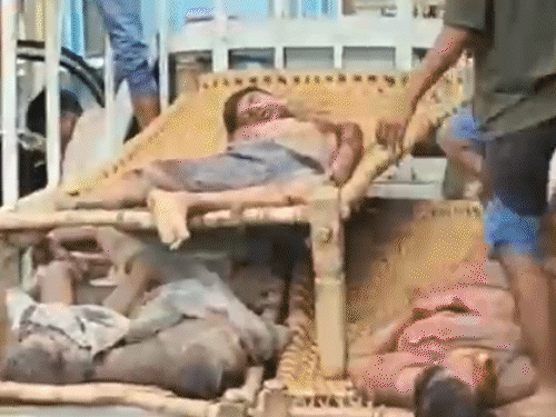घायलों को चारपाई पर रखकर ही पिकअप में लादकर स्वरूप रानी मेडिकल कॉलेज (SRN) पहुंचाया गया।
