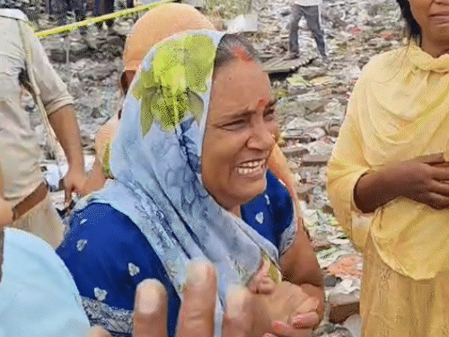 महिला ने रोते हुए कहा कि बेटी-दामाद, नाती-नातिन घर ढहने से मलबे में दब गए हैं। उन्हें बचा लो।