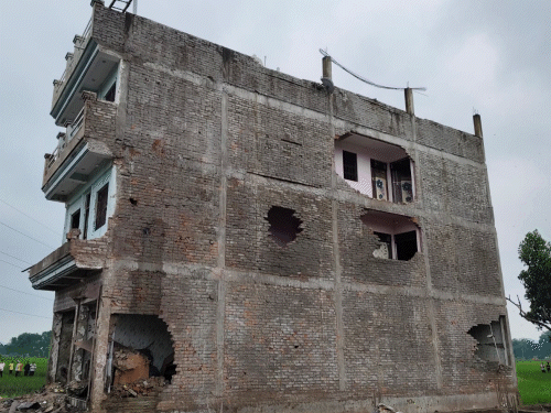 फैक्ट्री से 70 मीटर दूर यह 3 मंजिला मकान है। तस्वीर में जगह-जगह मकान के हिस्से टूटे हुए दिख रहे।