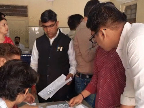 जयपुर में नगर निगम मालवीय जोन ऑफिस में नामांकन की प्रक्रिया।