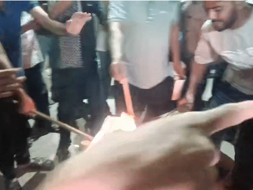 जयपुर में हवामहल विधानसभा क्षेत्र के कांग्रेस कार्यकर्ताओं ने अल्पसंख्यक समुदाय को नजरअंदाज करने का आरोप लगाते हुए शहर अध्यक्ष सुनील शर्मा का पुतला फूंका।