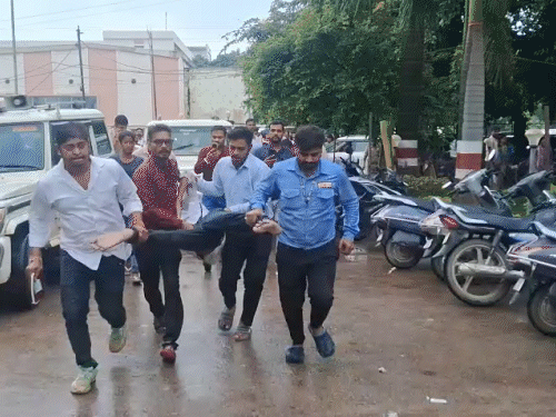 मौके पर मौजूद लोग उसे उठाकर फौरन अस्पताल ले गए।