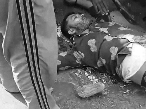 हादसे के बाद लोगों ने युवक को संभाला।
