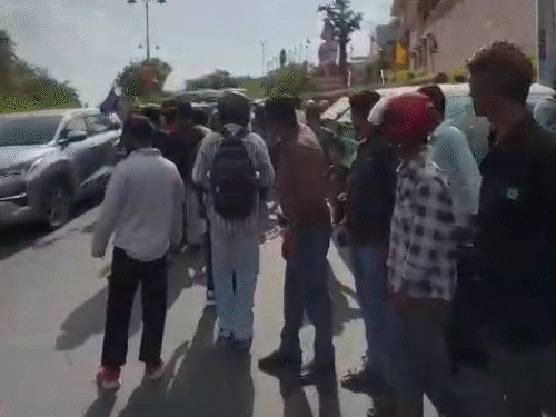 हादसे के बाद मौके पर लोगों की भीड़ एकत्र हो गई।