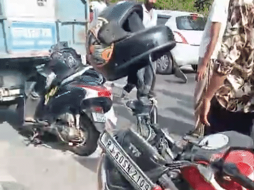 कचरा गाड़ी हूपर में पीछे से एक्टिवा टकराई।