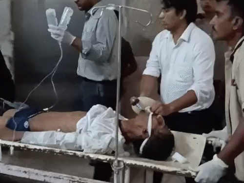 डॉक्टरों ने स्ट्रेचर पर लिटाने के बाद ही इलाज शुरू कर दिया।