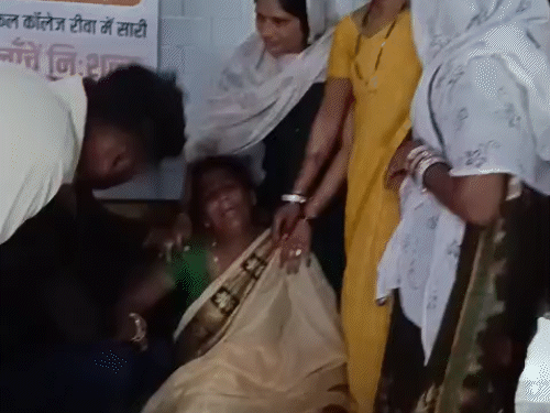 बेटे के छलांग लगाने की खबर से मां फूट-फूटकर रोने लगी।