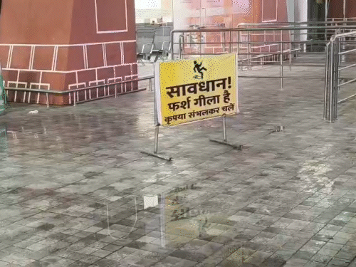 एयरपोर्ट प्रबंधन ने लिखा- संभलकर चलें।