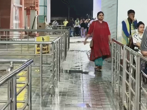 जबलपुर एयरपोर्ट में यात्रियों को दूसरे गेट से आना-जाना पड़ा।