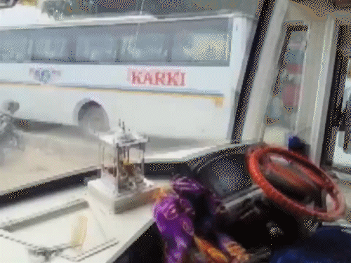 यह ड्राइवर सीट पास वाली जगह है, जहां कुछ कपड़े और सामान बिखरा हुआ है।