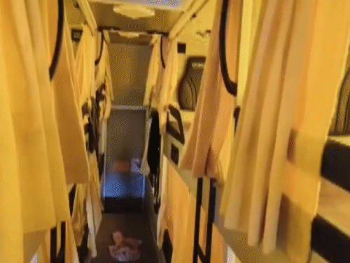 बस के अंदर का गलियारा है, जिसमें एक आरोपी की शर्ट नीचे पड़ी हुई है।