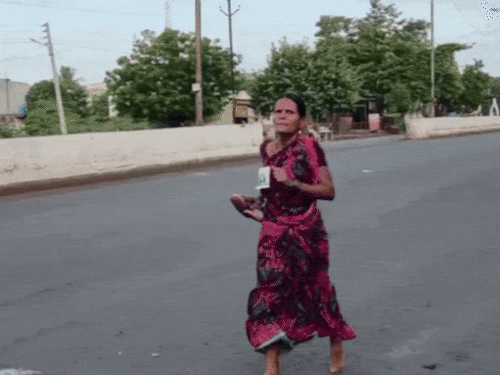 मैराथन दौड़ती 47 साल की रमाबाई रणवीर। (फोटो- सोशल मीडिया)