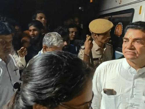 बोरवेल में छोटा पाइप डाला गया।