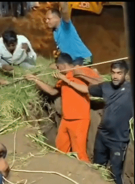 बच्चे को SDRF टीम ने ऐसे रस्सी से खींचा।