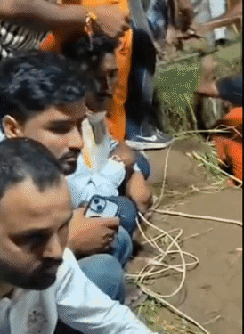 बच्चे के बाहर आते ही सभी ने खुशी जताई।