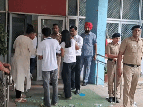 पंजाब यूनिवर्सिटी के लॉ डिपार्टमेंट में आईकार्ड दिखाने के बाद स्टूडेंट्स की एंट्री।