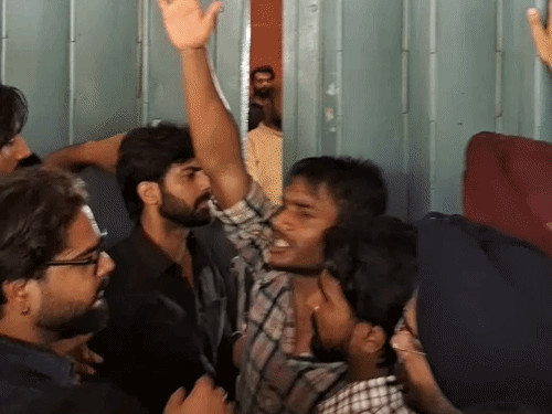 पंजाब यूनिवर्सिटी के लॉ डिपार्टमेंट के बाहर नारेबाजी करते स्टूडेंट्स।