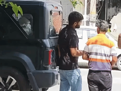 शव मिलने के बाद जांच करती हुई पुलिस। पुलिस को शव के पास 4 पेज का सुसाइड नोट भी मिला है।
