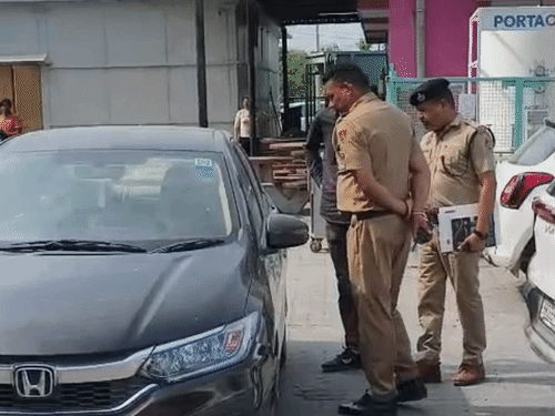 डीएवी स्कूल के पास इसी कार में सस्पेंडेड एसई गीतू राम तंवर का शव पड़ा मिला था।