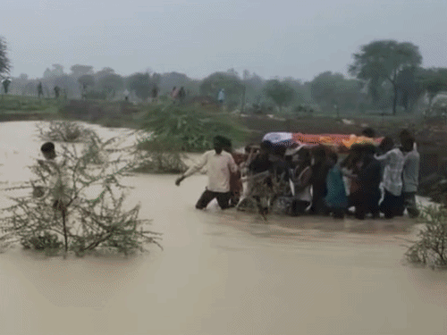 दुर्ग के सेमरिया में 4 किमी कीचड़ भरी सड़क से शव लेकर जाते ग्रामीण - Dainik Bhaskar