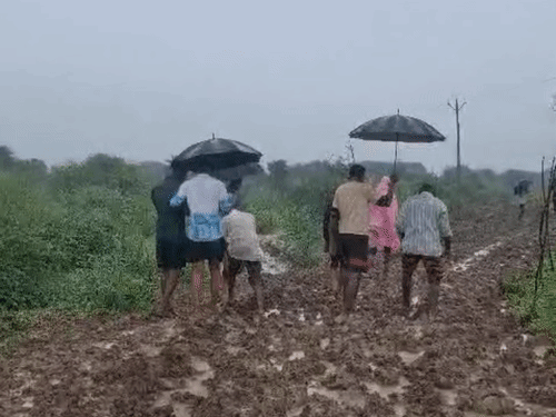 श्मशान घाट तक पहुंचने का लगभग डेढ़ किलोमीटर का रास्ता कीचड़ से भरा