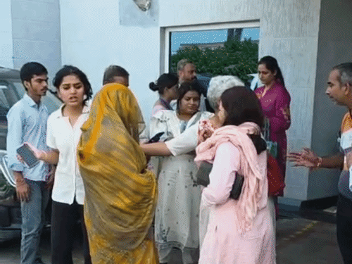 एसई गीतू राम तंवर के सुसाइड के बाद रोते-बिलखते परिजन।
