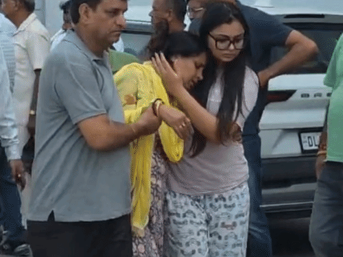 एसई गीतू राम तंवर के सुसाइड के बाद फैमिली को संभालती उनकी बेटी।