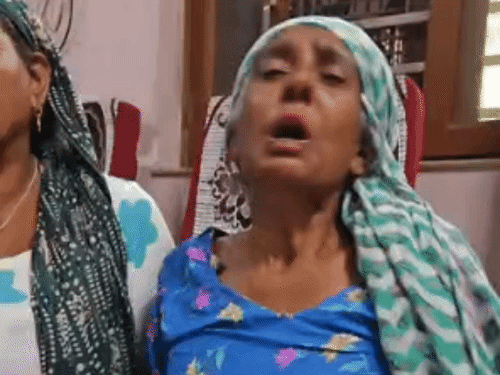 सुमित की मां ने कहा कि मेरे छोटे बेटे को भी पुलिस ने थर्ड डिग्री दिया। वह ठीक से चल भी नहीं पा रहा।