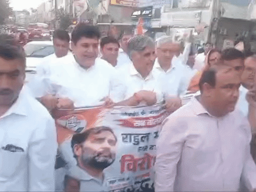 सोनीपत में कांग्रेस पार्टी प्रोटेस्ट करते हुए