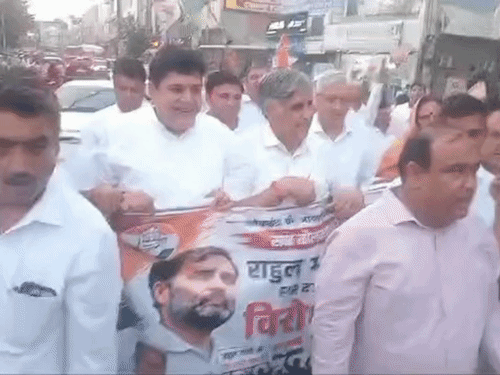 सोनीपत में कांग्रेस कार्यकर्ताओं ने राहुल गांधी के खिलाफ दर्ज एफआईआर के विरोध में प्रदर्शन किया। - Dainik Bhaskar