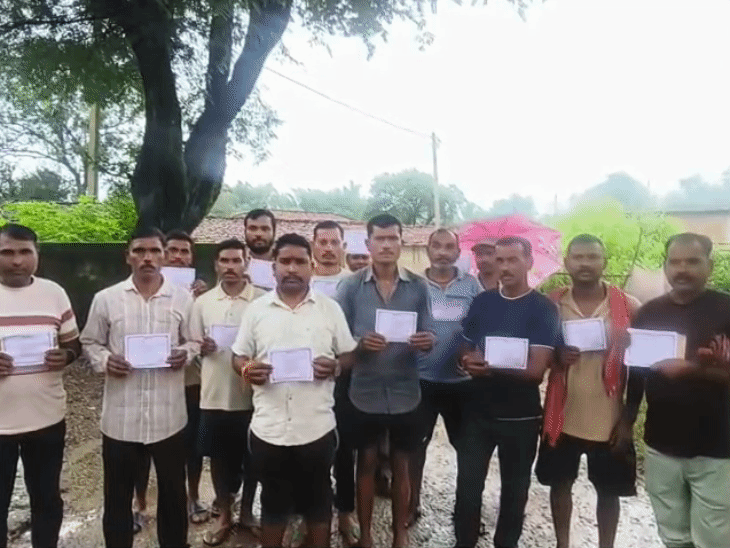 शराबबंदी के लिए ग्रामीणों को कर रहे जागरूक।