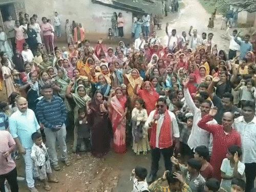 ग्रामीणों ने नशा हटाओ, खुशियां लाओ और नशा मुक्त बने स्वस्थ्य रहो जैसे नारे भी लगाए।
