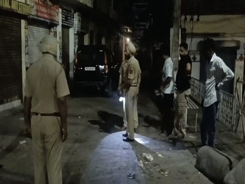 मौके पर पुलिस की टीमें जांच करती हुई।