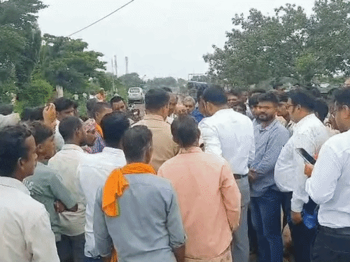 बेमेतरा जिले के ग्राम पंचायत बेलतरा में मुक्तिधाम तक पहुंचने का रास्ता कीचड़ में तब्दील