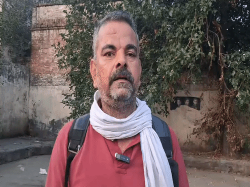 घटना की जानकारी देते बस कंडक्टर पवन कुमार। - Dainik Bhaskar
