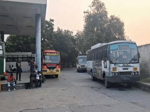 फगवाड़ा में स्टैंड से बस चोरी होने के बाद बैठे ड्राइवर और कंडक्टर।