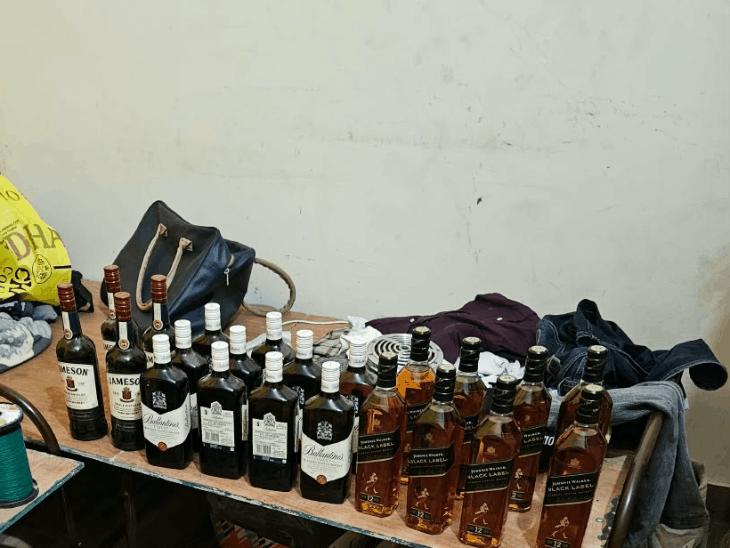 हुक्का बार से पकड़ी गई शराब।