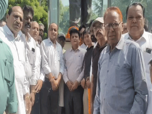 श्रद्धांजलि देने पहुंचे कांग्रेसी कार्यकर्ता और सरदार बेअंत सिंह के बुत के पैरों में रखे फूलों के हार।