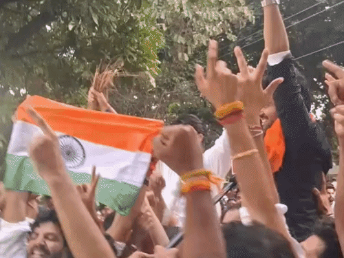 जीत के बाद हाथों में झाड़ू तोड़कर जश्न मनाते हुए अंकित विधान।