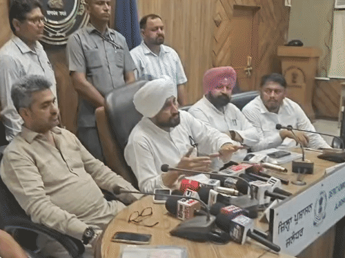 मीडिया से बातचीत करते सांसद चरणजीत सिंह चन्नी और अन्य कांग्रेस नेता।