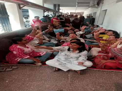 जालंधर में नारेबाजी करते एमएनएच कर्मचारी। - Dainik Bhaskar