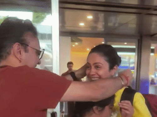 Upon her return, Mansi's husband Parthiv Gohil welcomed her by applying a tilak.
