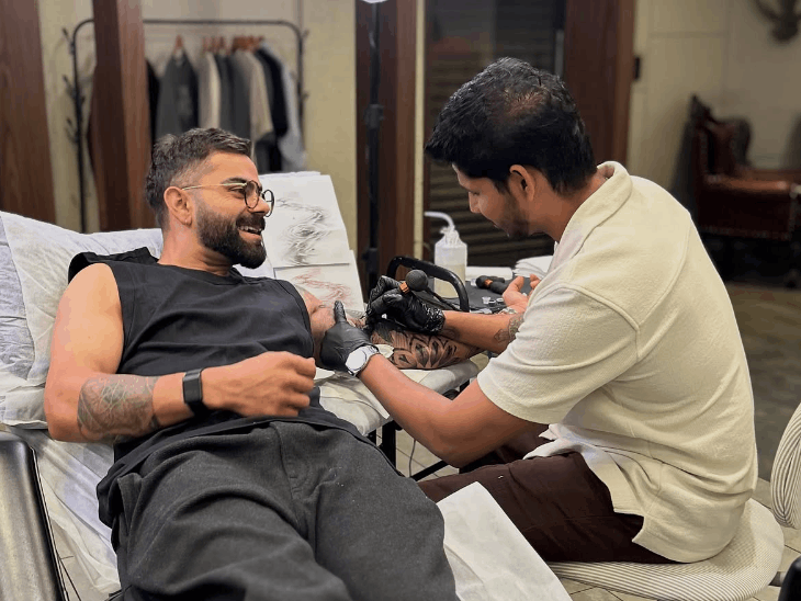 विराट कोहली का टैटू एलन गोइस बना रहे है। वे एलियन टैटूज के लिए काम करते हैं। (फोटो- एलन गोईस, इंस्टाग्राम हैंडल) - Dainik Bhaskar