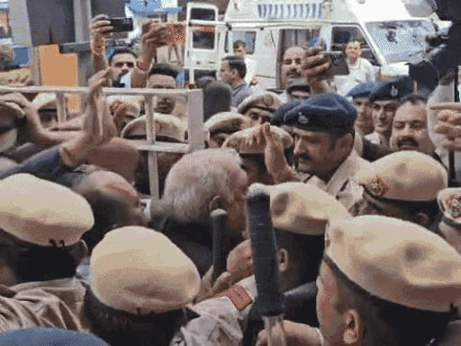 पूर्व सीएम भूपेंद्र हुड्डा के सिर पर पुलिसकर्मी हाथ मारते और हुड्डा द्वारा पुलिसकर्मी को कोहनी मारने का वीडियो सामने आया था।