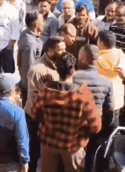 घटना के वीडियो में दीपक और बजरंग दल के कार्यकर्ता बहस करते दिखे।