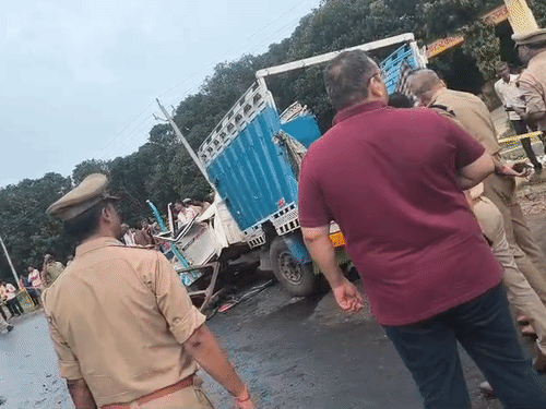 टक्कर इतनी भीषण थी कि पिकअप का बोनट पूरा पिचक गया और केबन में बैठे लोग फंस गए।