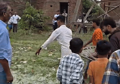 घायलों को चारपाई पर रखकर ही पिकअप में लादकर स्वरूप रानी मेडिकल कॉलेज (SRN) पहुंचाया गया था।