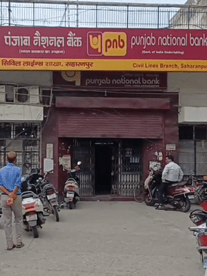 This is the Punjab National Bank branch located in Saharanpur's Sophia Market. Fake currency notes worth ₹7.40 crore were found here.