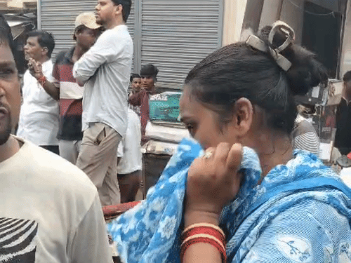 अपना घर गिरता देखकर उसमें रहने वाले लोगों की आंखों में आंसू आ गए।