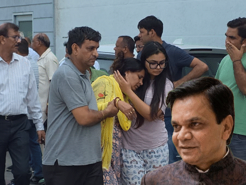 करनाल में परिवार का शव लेने से इनकार; नोट में शामिल 12 अफसरों की गिरफ्तारी पर अड़े|करनाल,Karnal - Dainik Bhaskar
